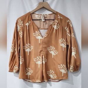 DOLAN Anthropologie Women's Boho Top Sz XS Tan Ivory Batik Satin Flowy Peasant